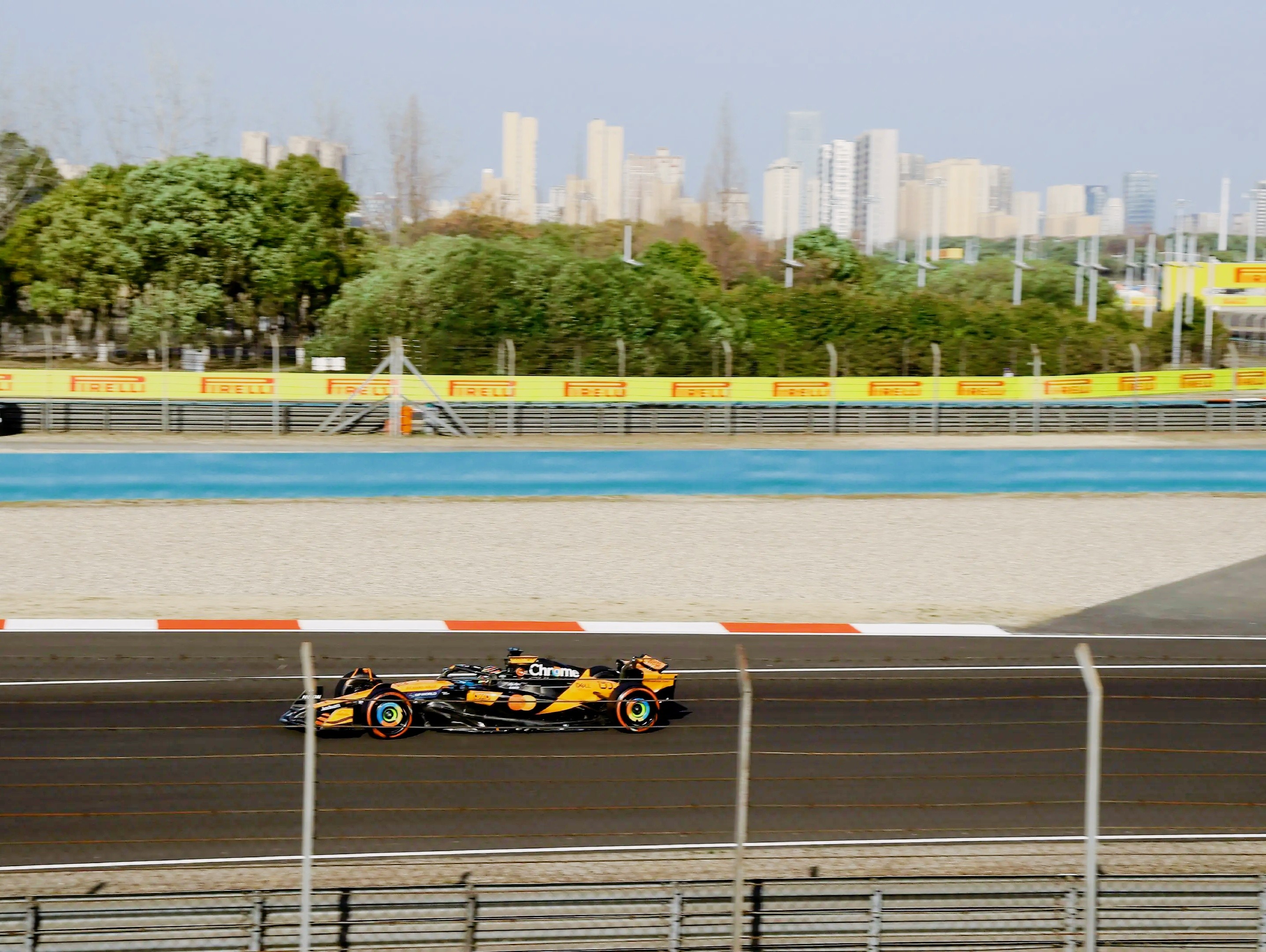 哈斯车队绝杀阿斯顿马丁，汉密尔顿点燃赛场