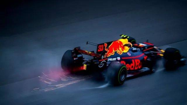 阿斯顿马丁绝杀迈凯伦，塞恩斯点燃赛场