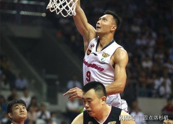 深圳队力克四川队，易建联状态火热